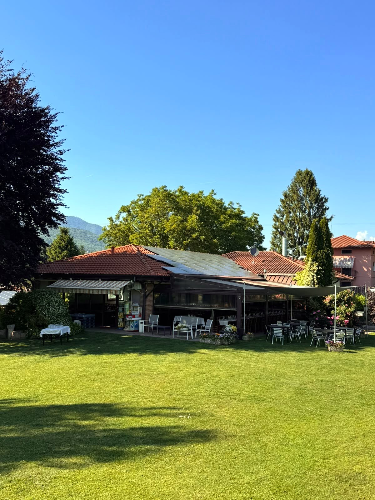 Il giardino e la veranda dell'Agriturismo La Nuova Fattoria